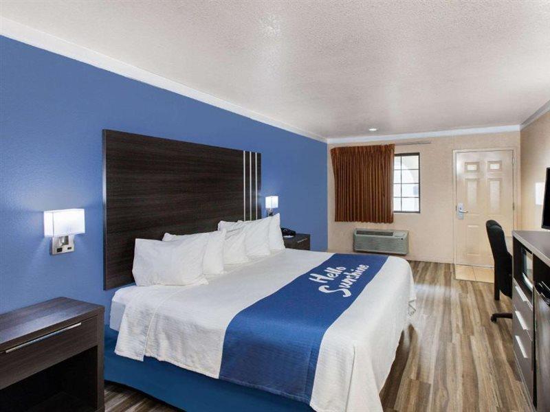 Days Inn & Suites By Wyndham Braunig Lake Elmendorf Экстерьер фото