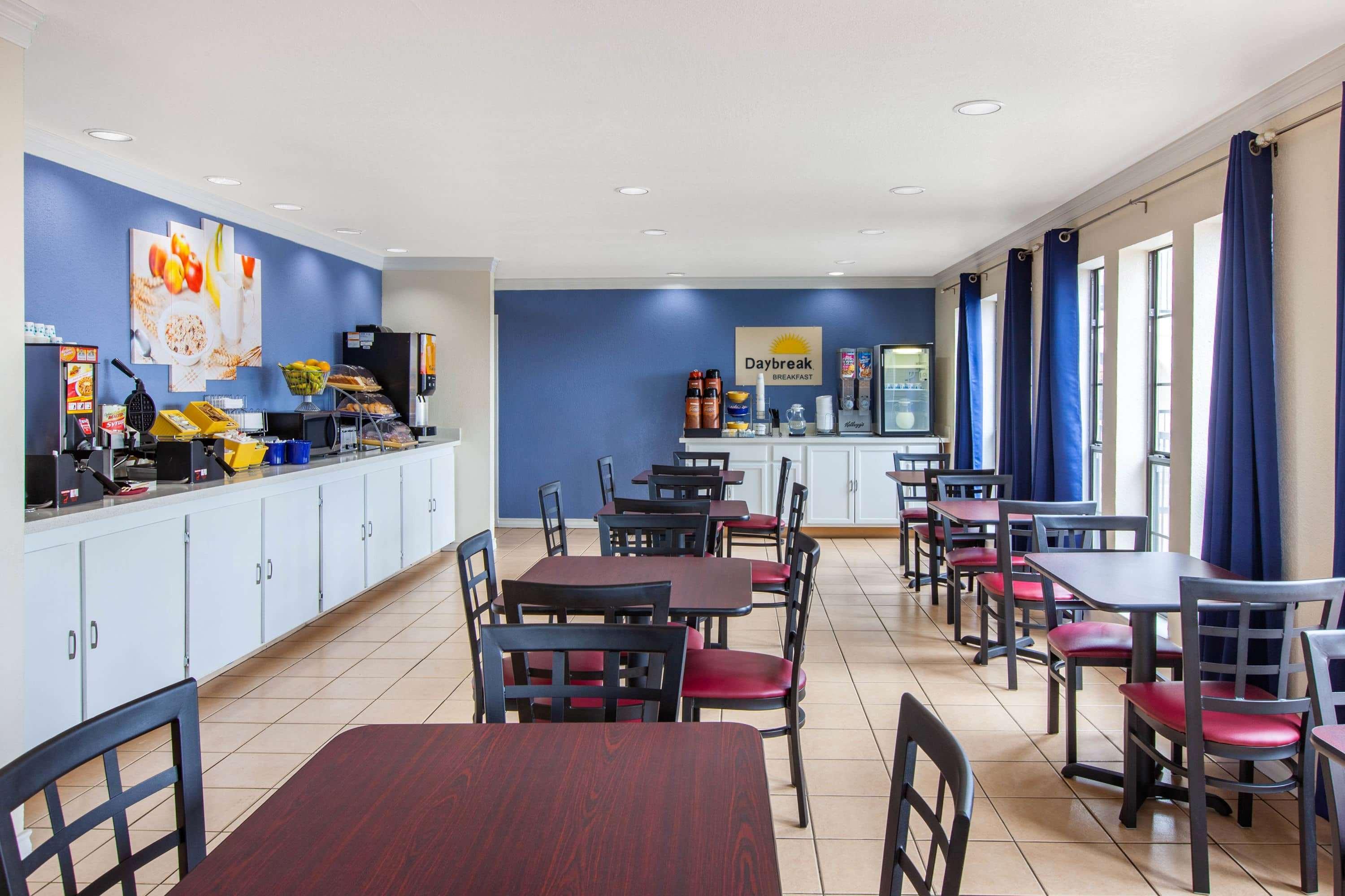 Days Inn & Suites By Wyndham Braunig Lake Elmendorf Экстерьер фото