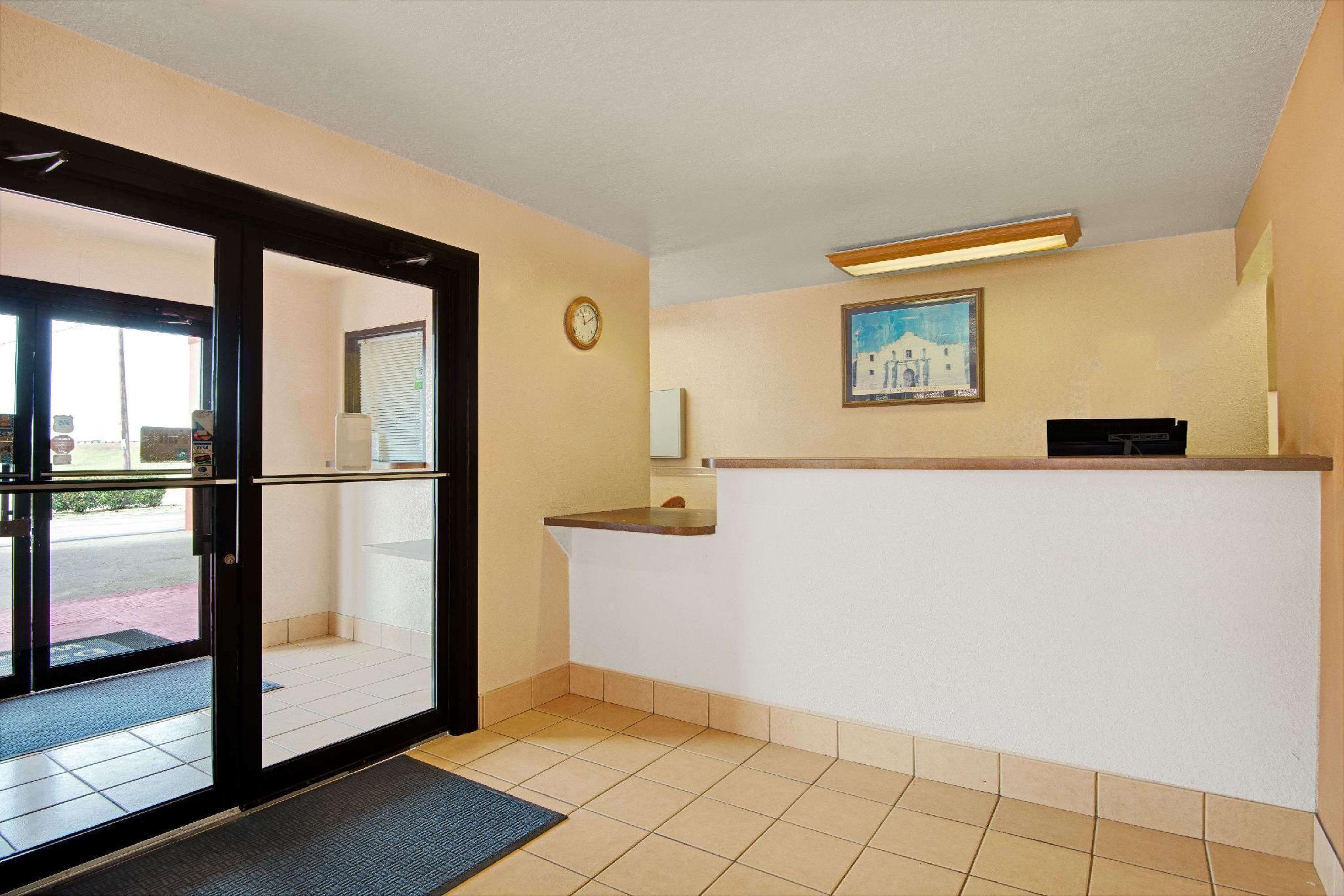 Days Inn & Suites By Wyndham Braunig Lake Elmendorf Экстерьер фото